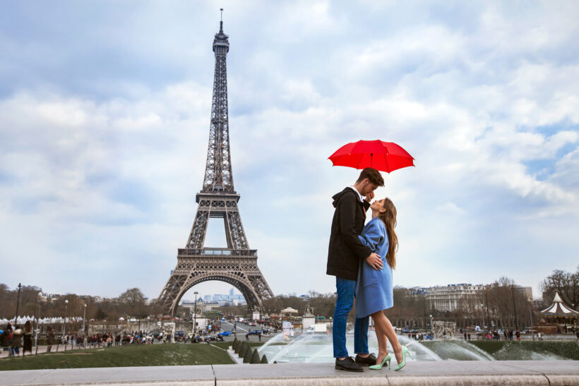 Hình ảnh tháp Eiffel gắn liền với tình yêu