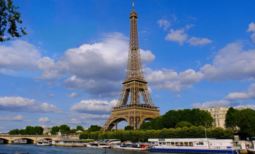 Hình ảnh tháp Eiffel một ngày trời trong xanh