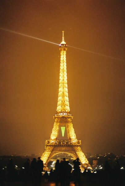 Hình ảnh tháp Eiffel rực sáng trên bầu trời đêm