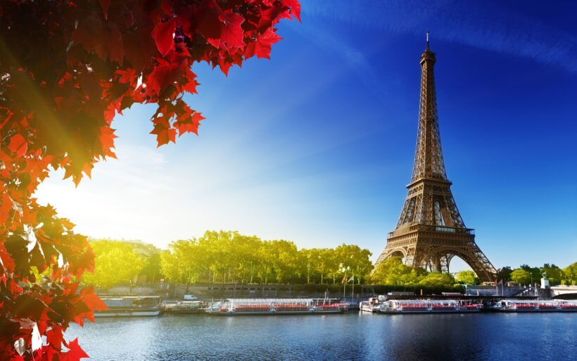 Hình ảnh tháp Eiffel vào buổi sáng mùa thu