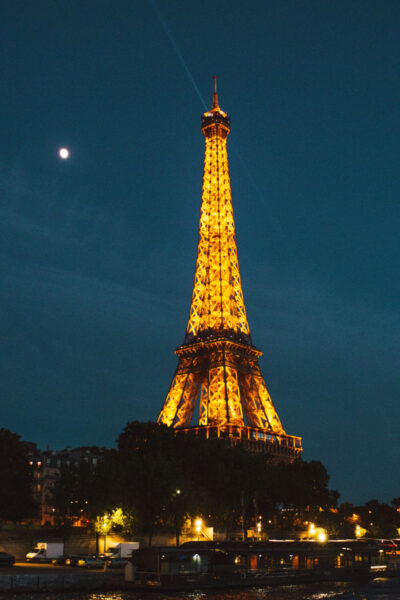 Hình ảnh tháp Eiffel vào một đêm trăng