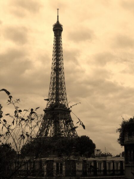 Hình ảnh tháp Eiffel với nét đẹp vừa cổ kính vừa hiện đại