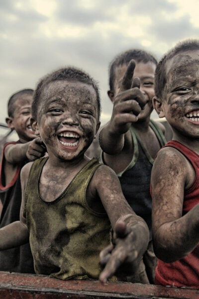 Hình ảnh trẻ em nghèo nhưng đẹp, vô tư hồn nhiên