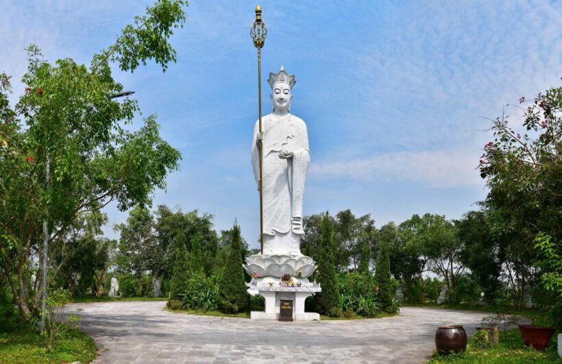 Hình ảnh tượng Địa Tạng Bồ Tát tại công viên tưởng niệm Thiên Đức