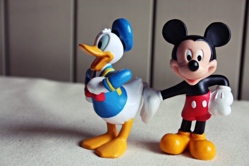 Hình ảnh vịt Donald và chuột mickey