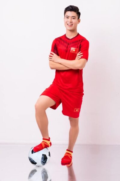 Hình ảnh Duy Mạnh ( cầu thủ bóng đá) mặc áo thi đấu màu đỏ