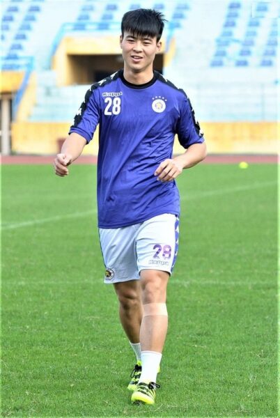 Hình ảnh Duy Mạnh ( cầu thủ bóng đá) mặc áo thi đấu màu xanh, quần trắng