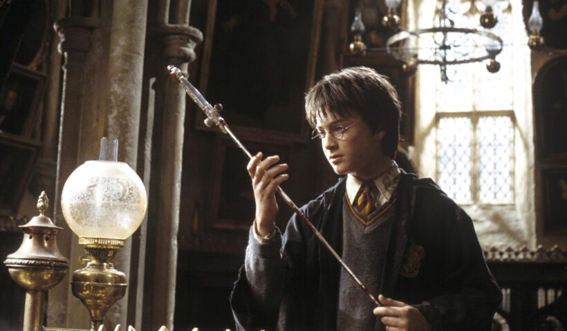 Hình ảnh Harry Potter cầm kiếm
