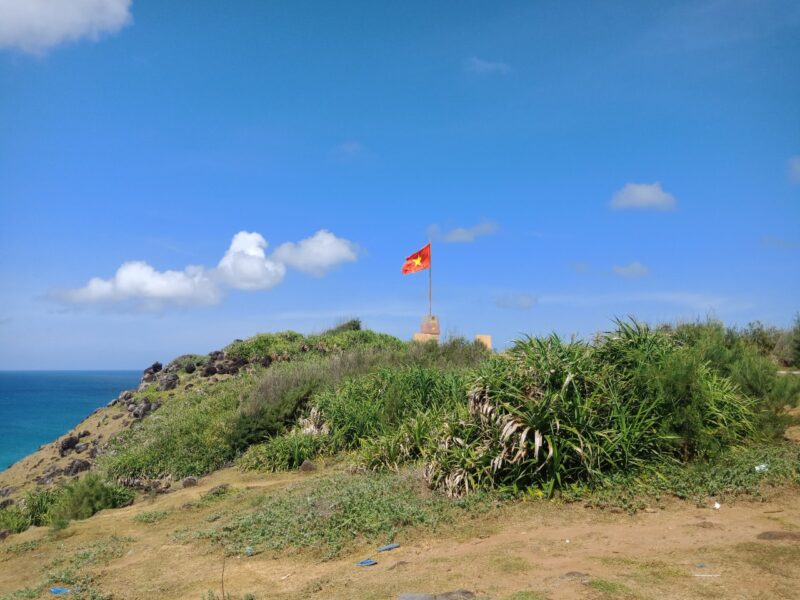Hình ảnh đảo Phú Quý đẹp cột cờ