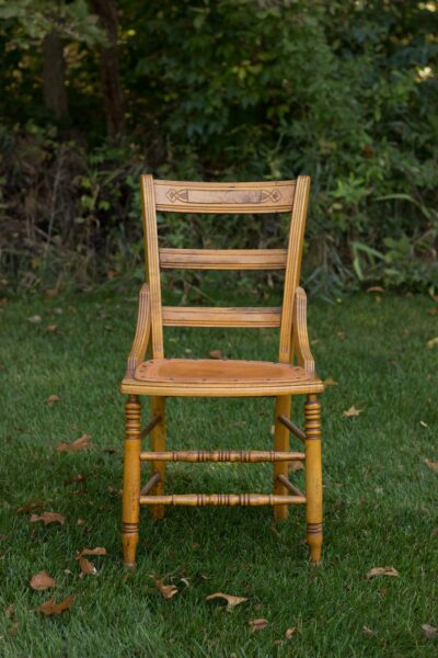 Hình ảnh ghế đẹp bằng gỗ ngoài vườn