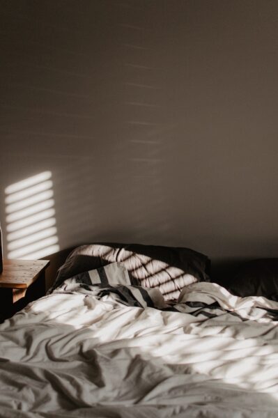 Hình ảnh giường ngủ có ánh nắng chiếu