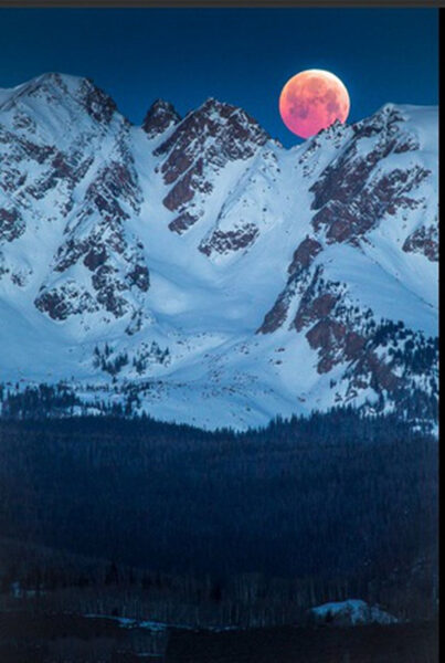 Hình ảnh mặt Trăng máu trên đỉnh núi tuyết
