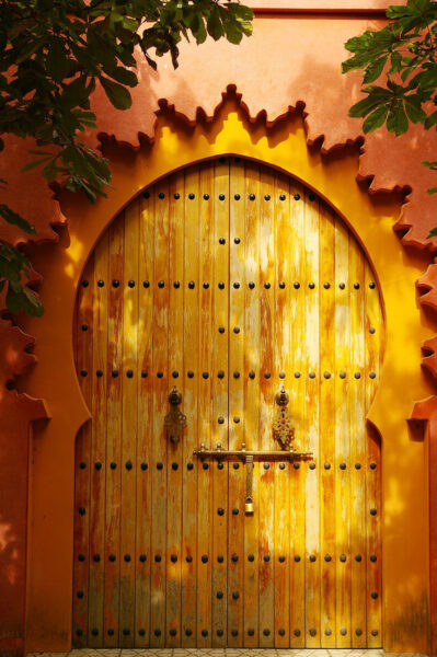 Hình ảnh mẫu cổng đẹp màu vàng sang trọng