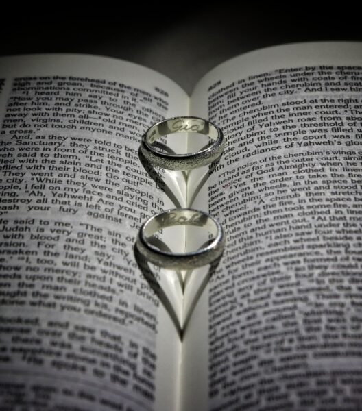 Hình ảnh nhẫn cưới đặt giữa quyển sách