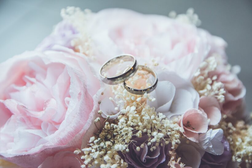 Hình ảnh nhẫn cưới trên đóa hoa hồng