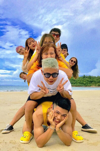 Hình ảnh nhóm bạn thân tạo dáng vui vẻ bên bờ biển