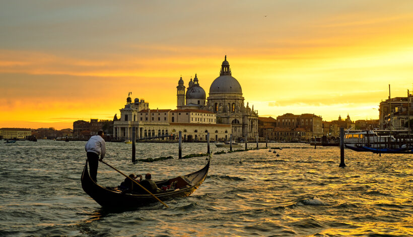 Hình ảnh thành phố Venice đang chìm dần vào hoàng hôn