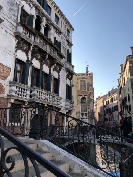 Hình ảnh thành phố Venice với một góc phố lãng mạ