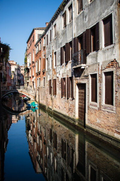 Hình ảnh thành phố Venice với những dãy nhà phản chiếu xuống dòng sông