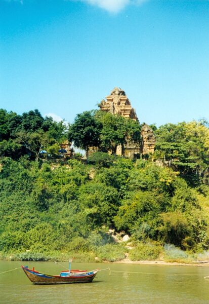 Hình ảnh tháp bà Ponagar đẹp nhìn từ xa