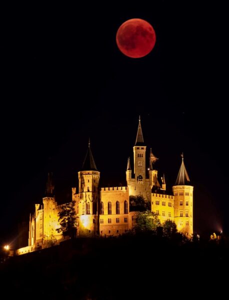 Hình ảnh trăng máu đẹp trên toà tháp