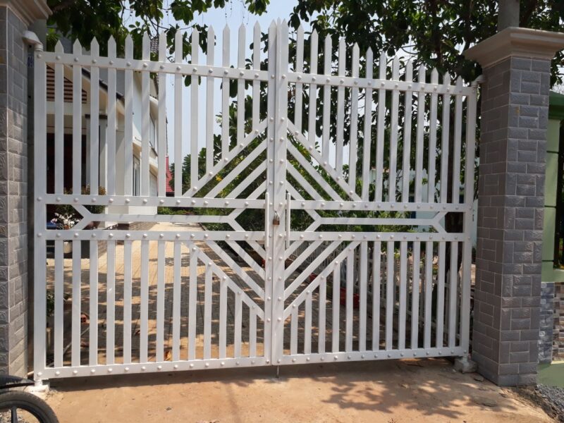 Mẫu cổng đẹp bằng sắt đơn giản ở nông thôn