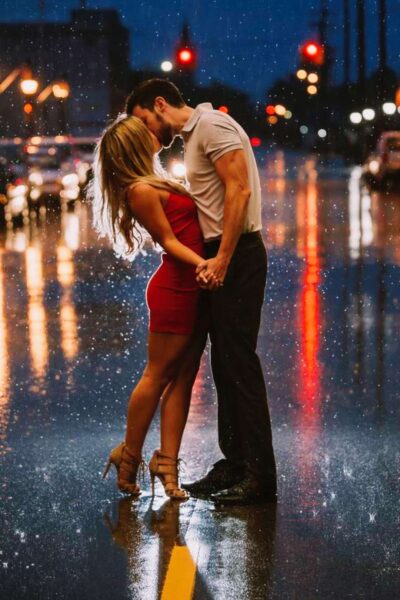 hình ảnh hôn môi dưới mưa