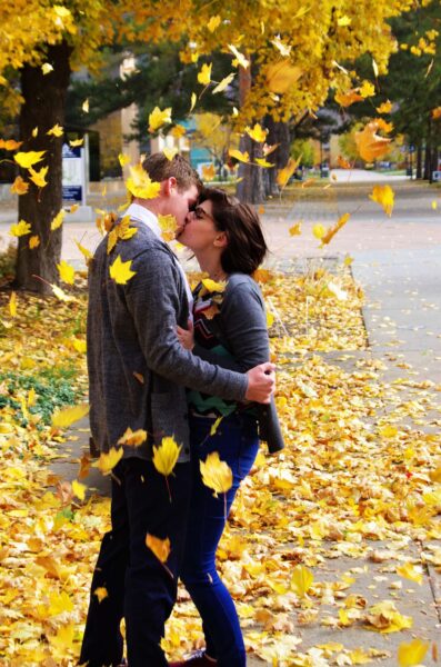 hình ảnh hôn môi lãng mạn dưới lá vàng rơi