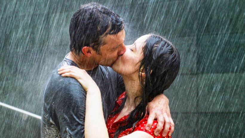 Hình ảnh hôn môi dưới mưa