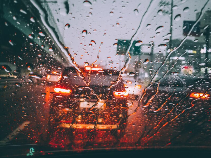 Background mưa trên đường phố đông đúc