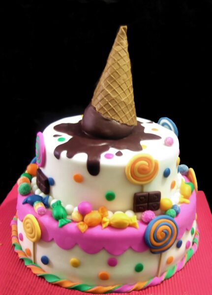 Bánh sinh nhật dễ thương có hình kem ốc quế và bánh kẹo