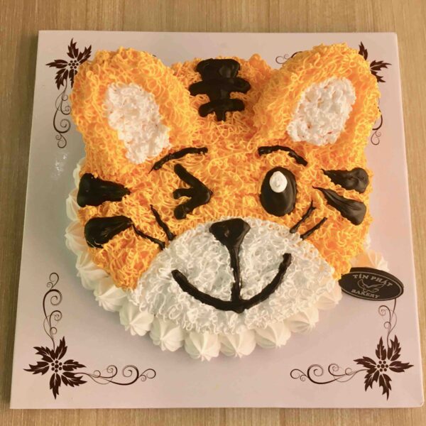 Bánh sinh nhật dễ thương hình mặt hổ con nháy mắt