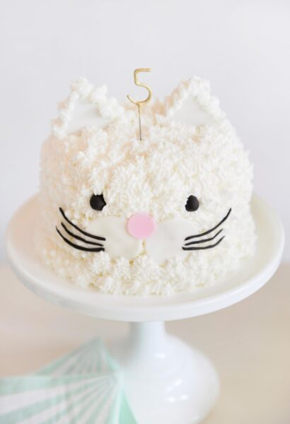 Bánh sinh nhật dễ thương hình mèo trắng