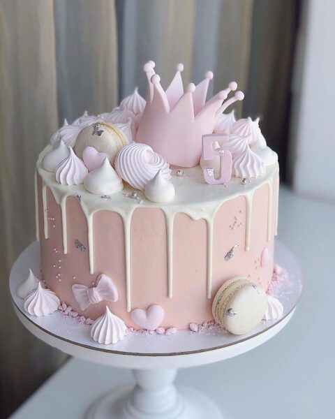Bánh sinh nhật dễ thương màu hồng cho bé gái