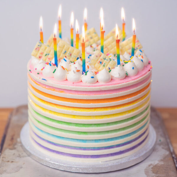 Bánh sinh nhật dễ thương với nhiều lớp bánh màu sắc xếp thành tầng