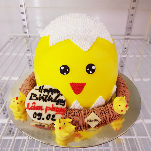 Hình ảnh bánh sinh nhật gà con trong ổ trứng