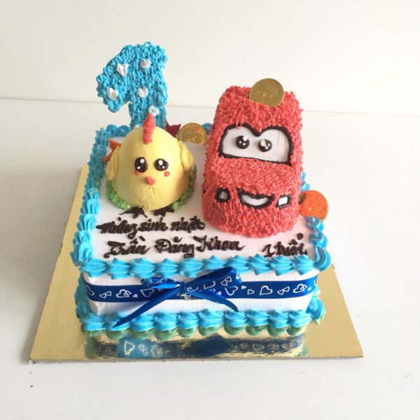 Hình ảnh bánh sinh nhật hình gà con bên chiếc oto