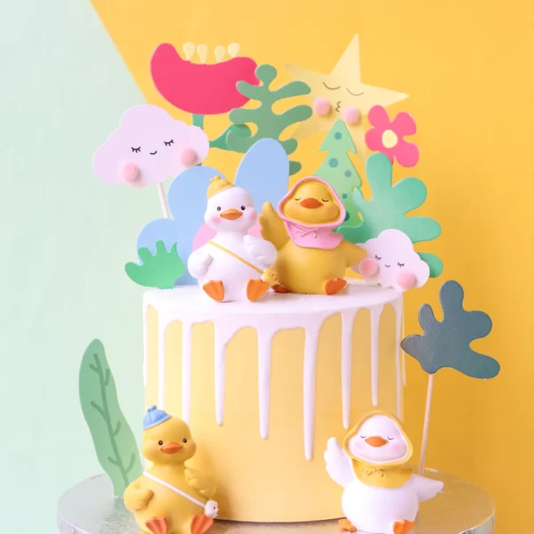 Hình ảnh bánh sinh nhật hình những chú gà bên cây hoa dễ thương