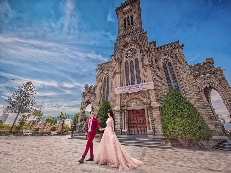 ảnh nhà thờ đá Nha Trang làm bối cảnh hình cưới lãng mạn, đẹp mắt