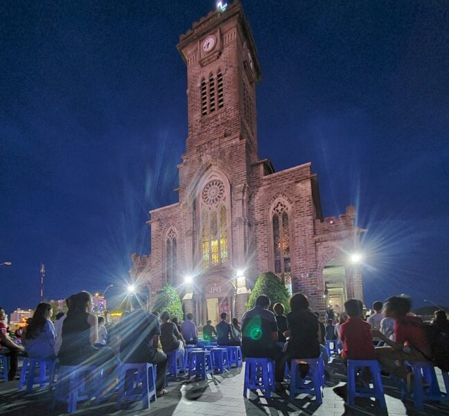 ảnh nhà thờ đá Nha Trang lộng lẫy, tráng lệ vào ban đêm