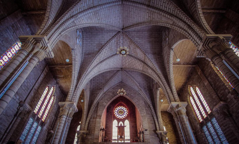 ảnh nhà thờ đá Nha Trang thể hiện phong cách kiến trúc Gothic