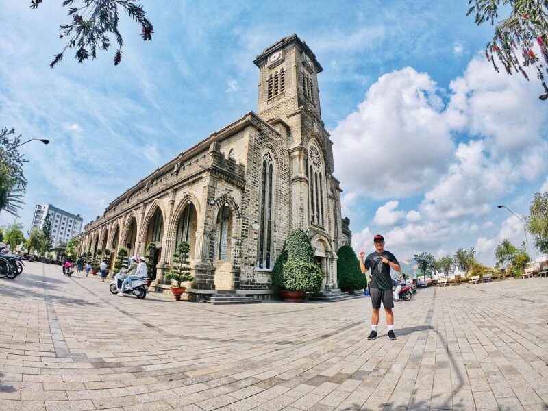 ảnh nhà thờ đá Nha Trang thu hút khách tới thăm