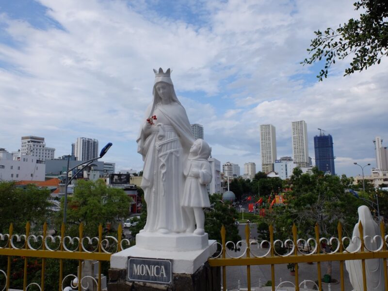 ảnh nhà thờ đá Nha Trang tượng Monica