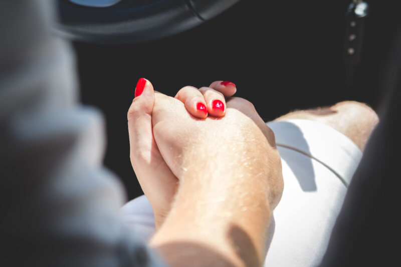 Hình ảnh nắm tay người yêu trên xe