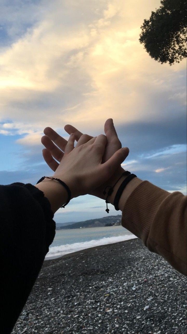 Bạn đã từng đón xem một bức ảnh tuyệt đẹp về cặp tình nhân nắm tay nhau chưa? Hãy thưởng thức bức ảnh nắm tay người yêu đẹp này, nơi mà tình yêu, tình cảm và sự dịu dàng hòa quyện để tạo nên một khoảnh khắc đáng nhớ trong đời.