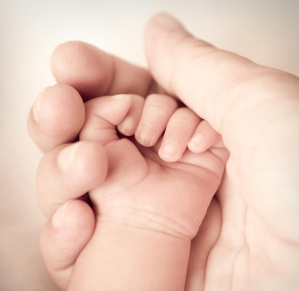 hình ảnh 2 người nắm tay nhau của mẹ và bé sơ sinh