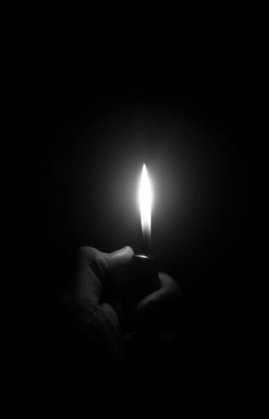 hình ảnh avatar tang lễ bàn tay thắp đèn