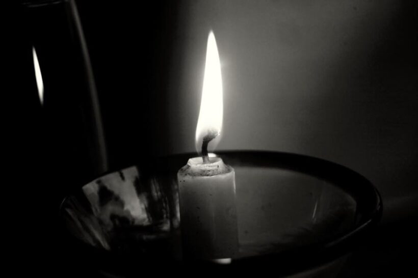 hình ảnh avatar tang lễ ngọn nến trong đêm