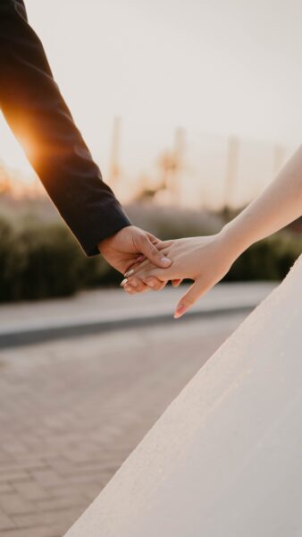 hình ảnh nắm tay trong đám cưới long trọng