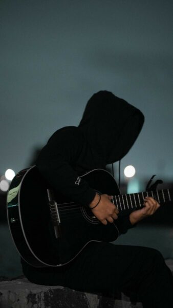 hình avatar cô đơn bên cây đàn ghi ta